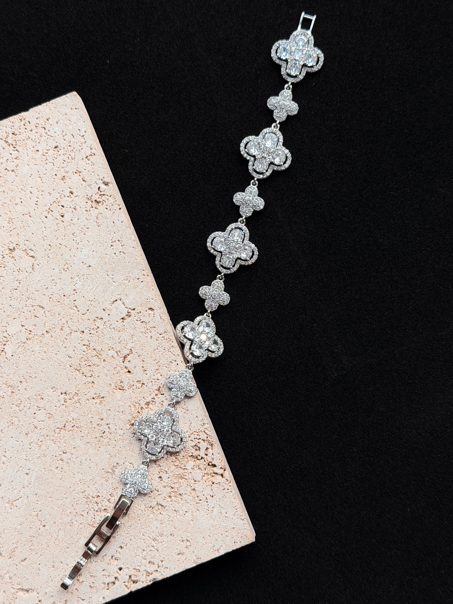 Iris,Four-Leaf Clover Sparkling Bracelet｜Zirconia & Silver-Plated Brass
