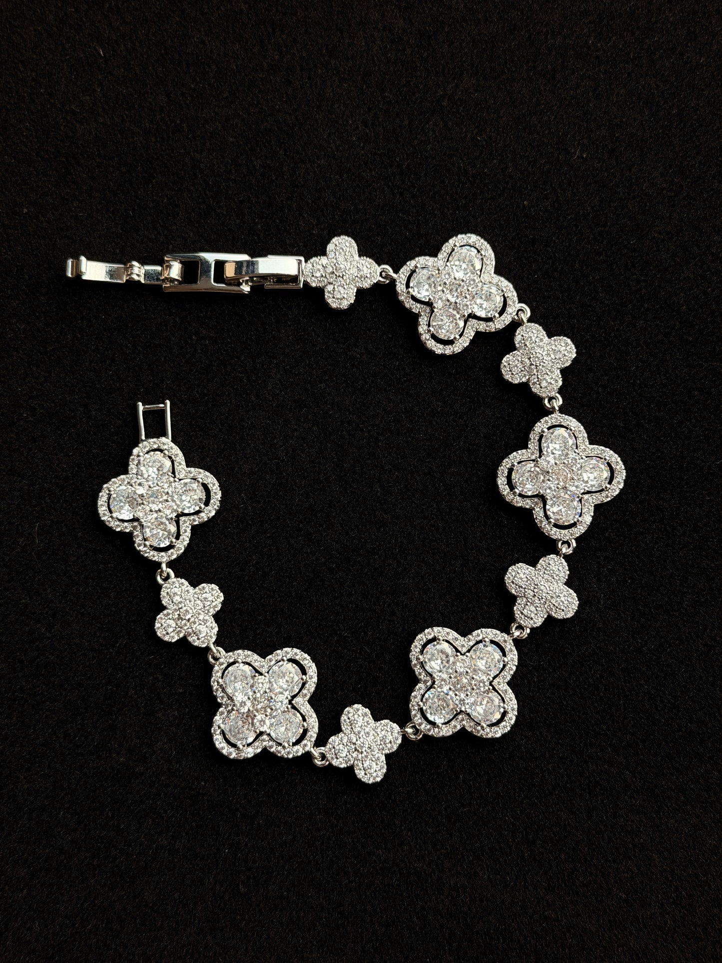 Iris,Four-Leaf Clover Sparkling Bracelet｜Zirconia & Silver-Plated Brass