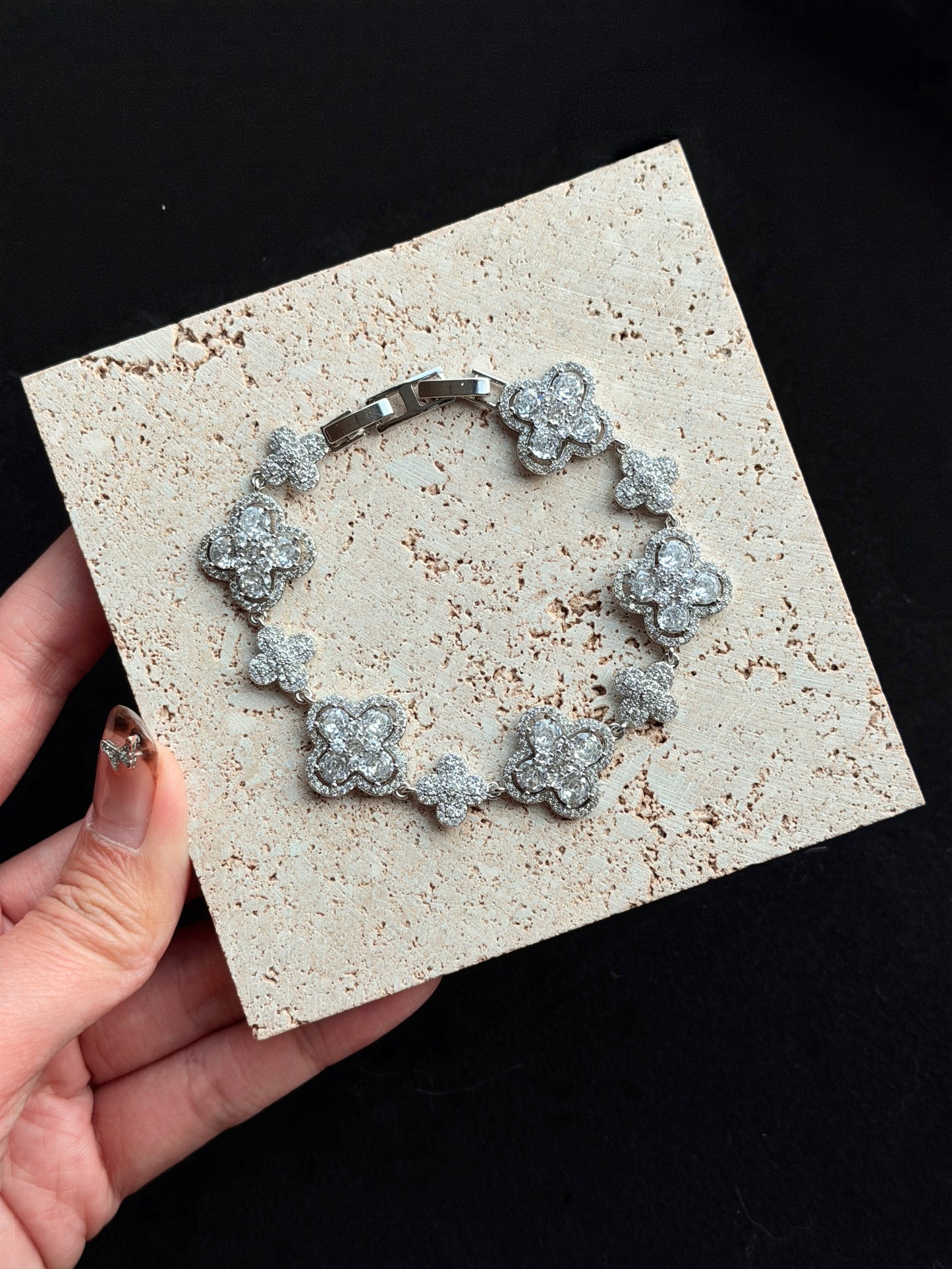 Iris,Four-Leaf Clover Sparkling Bracelet｜Zirconia & Silver-Plated Brass